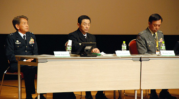 From right: Major General Tomii (JGSDF), Inspector General Yonemaru (JMSDF) and Major General Sugiyama (JASDF)