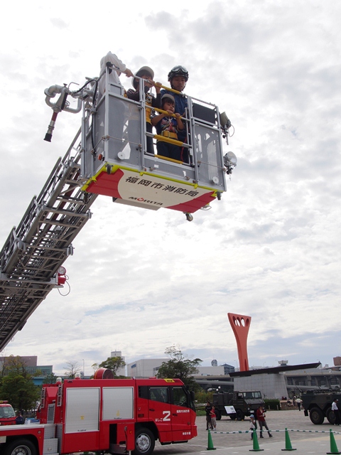 Children during fire ladder truck test