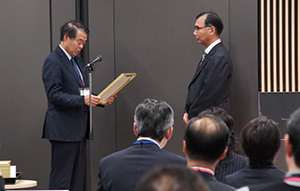 岡本理事長（左）より表彰式が授与されました