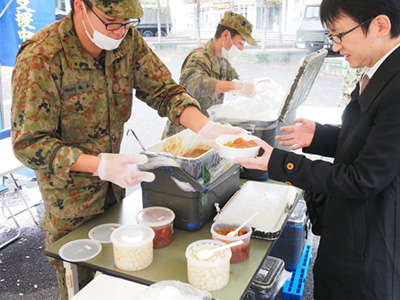 自衛隊による炊き出しカレー