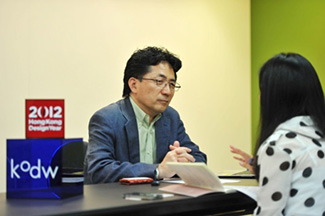 Photo: Mr.Kawahara and the journalist 